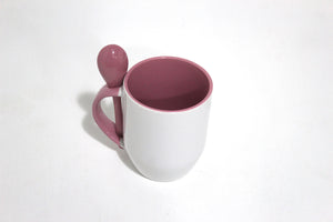 TAZA 11 OZ CON CUCHARA E INTERIOR DE COLOR ROSA